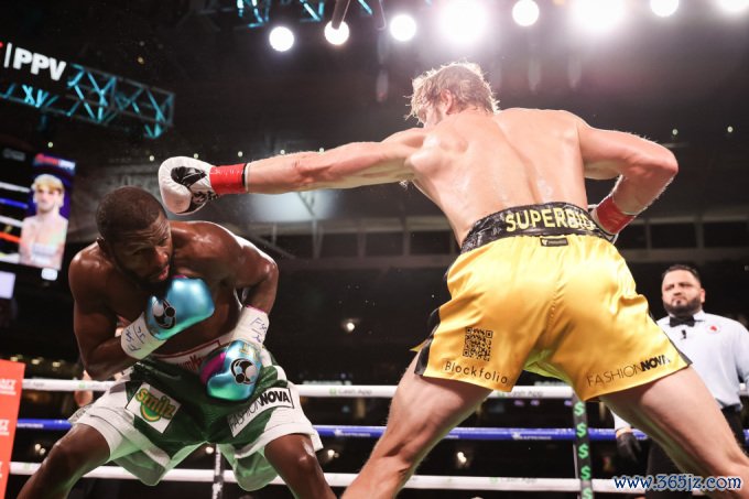 Logan Paul trong màn thượng đài với Độc cô cầu bại Floyd Mayweather trên sân vận động Hard Rock， Florida ngày 6/6/2021. Ảnh: Showtime