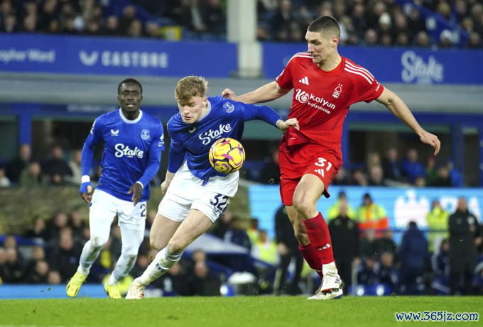 Nikola Milenkovic của Nottingham Forest tranh bóng với Jarrad Branthwaite của Everton. Ảnh: AP