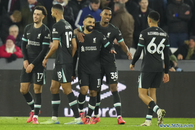 Các cầu thủ Liverpool mừng bàn của Mohamed Salah trong trận thắng 5-0 trên sân West Ham ngày 29/12. Ảnh: AP